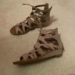 Sandals with back zipper